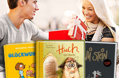 Ein Mann übergibt einer Frau ein Geschenk