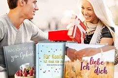 Ein Mann überreicht einer blonden Frau ein Geschenk