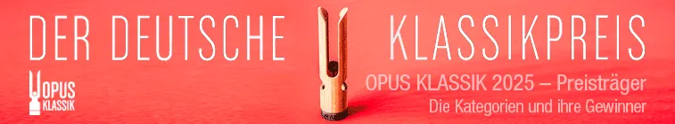 "DER DEUTSCHE KLASSIKPREIS OPUS KLASSIK 2025 – Preisträger Die Kategorien und ihre Gewinner" neben Holzskulptur.