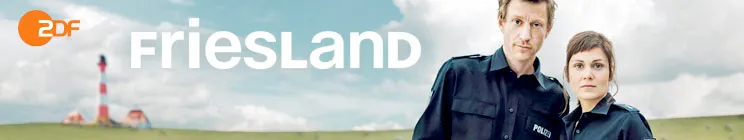 Text: "Friesland". Zwei Personen in Polizeiuniformen vor einem Leuchtturm und einer flachen, grünen Landschaft. Links ein Logo.