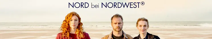 "NORD bei NORDWEST" steht über drei Personen am Strand unter bewölktem Himmel.