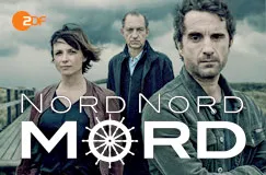 „Nord Nord Mord“. Drei Personen, ernste Gesichter. Logo von ZDF oben links. Bewölkter Himmel im Hintergrund.