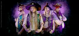Ein stilisiertes Foto von vier Personen in Piratenkleidung mit lila Hintergrund. Alle tragen Hüte und wirken entschlossen.