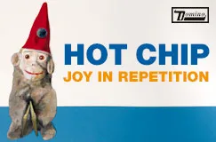 "Hot Chip Joy in Repetition" in blauer und orangener Schrift. Ein Plüschaffe mit roter Mütze hält ein Paar Becken.