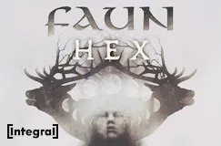 „FAUN HEX“ in großen Buchstaben, darunter ein Gesicht mit Hirschgeweihen, ein mystisches und symmetrisches Design.