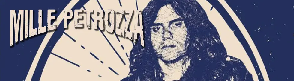 Text „Mille Petrozza“ in grober Schrift. Eine Person mit langen Haaren steht vor einem radähnlichen Hintergrund.