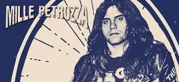 Text „Mille Petrozza“ in grober Schrift. Eine Person mit langen Haaren steht vor einem radähnlichen Hintergrund.