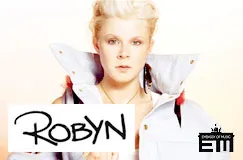 Der Schriftzug "ROBYN" steht prominent im Vordergrund. Eine Person mit blonden Haaren trägt eine weiße Jacke mit hohem Kragen.