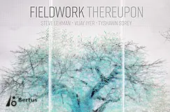 "FIELDWORK THEREUPON" – Steve Lehman, Vijay Iyer, Tyshawn Sorey. Illustration: bläulicher Baum, gestreifte Optik. Bertus-Logo.