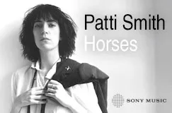 Text: "Patti Smith Horses". Frau mit dunklen, lockigen Haaren und Jacke über der Schulter. Unten rechts ist ein Logo.