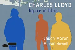 „CHARLES LLOYD, figure in blue, Jason Moran, Marvin Sewell.“ Drei farbige Silhouetten: blau, orange, gelb auf grauem Hintergrund.