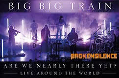 "BIG BIG TRAIN", "ARE WE NEARLY THERE YET? LIVE AROUND THE WORLD", Bühnenauftritt mit Musikern und lila Beleuchtung.