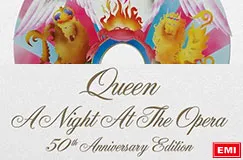 "Queen A Night At The Opera 50th Anniversary Edition" und das EMI-Logo. Zwei Löwen und ein Phönix zieren das Design.
