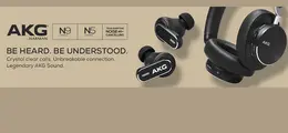 AKG und HARMAN. N9, N5, Geräuschunterdrückung. "BE HEARD. BE UNDERSTOOD." Kopfhörer und Ohrhörer auf beigem Hintergrund.