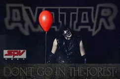 "AVATAR", "DON'T GO IN THE FOREST". Person mit rotem Ballon, dunkle Kleidung, düstere Atmosphäre.