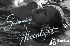 Text: "Swimming by Moonlight", "Bertus". Eine Person entspannt sich mit geschlossenen Augen im Wasser.