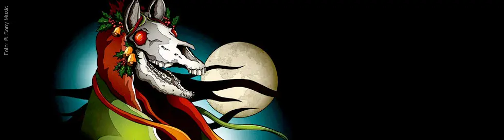 Illustration: Ein Pferdeschädel mit roten Augen, geschmückt mit Stechpalmen, vor einem Vollmond, umgeben von farbigen Bändern.