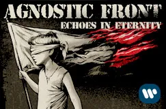 "Agnostic Front, Echoes in Eternity." Ein Kind hält eine Flagge; Augen verbunden, rote Akzente. Logo unten rechts.