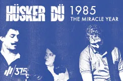 HÜSKER DÜ, 1985 THE MIRACLE YEAR. Drei Personen, zwei Männer und eine Frau, vor einem blauen Hintergrund.