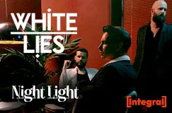 Text: "WHITE LIES", "Night Light", "[integral]". Drei Männer in einem stilvollen, rot beleuchteten Raum.