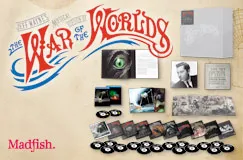 Texte: „The War of the Worlds“, „Madfish“. Diverse CDs, Fotos und Unterlagen auf beigem Hintergrund.