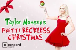 "Taylor Momsen's Pretty Reckless Christmas" in bunt. Frau in rotem Kleid mit Christbaumkugel. Schleife und Logos unten links.