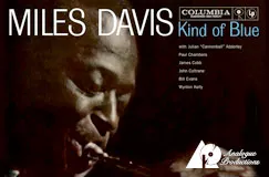 „MILES DAVIS, Kind of Blue“. Eine Nahaufnahme von Miles Davis beim Trompetenspielen, unten ein Logo von Analogue Productions.