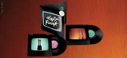 "Daft Punk" auf einem Schallplattencover. Davor liegen zwei Schallplatten mit futuristisch anmutenden Grafiken.
