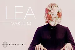 Text: "LEA VAKUUM". Person mit Blumengesicht, trägt dunkle Kleidung. Logo von Sony Music unten links.