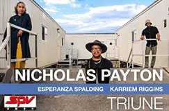 NICHOLAS PAYTON, ESPERANZA SPALDING, KARRIEM RIGGINS, TRUINE; Drei Personen auf grauem Untergrund vor hellen Gebäuden.