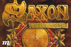 "SAXON" und "Into the Labyrinth" sind in goldener Schrift zu sehen, umgeben von einem labyrinthischen Design mit Schlangen.