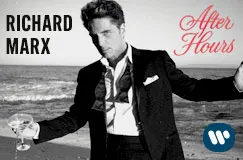 Text: "RICHARD MARX" und "After Hours". Ein Mann im Anzug am Strand, hält ein Glas. Blaues Logo rechts unten.