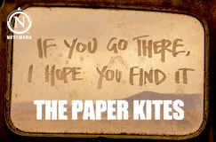 Text: "THE PAPER KITES – IF YOU GO THERE, I HOPE YOU FIND IT." Vintage Schrift, braun-goldener Hintergrund.