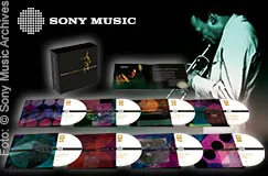 Sony Music Logo, CD-Box-Set mit farbigen Covern, Musiker mit Trompete im Hintergrund.