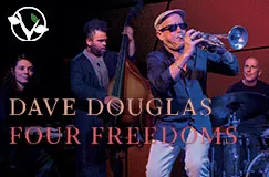 Text: "DAVE DOUGLAS FOUR FREEDOMS." Musiker spielen Trompete, Kontrabass, Schlagzeug; links oben ein rundes Logo.
