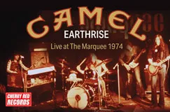 CAMEL, EARTHRISE, Live at The Marquee 1974. Fünf Musiker auf einer Bühne, links unten ein rotes Cherry Red Records-Logo.