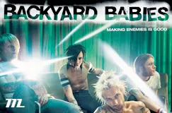 "BACKYARD BABIES" und "MAKING ENEMIES IS GOOD" stehen über einer Band in lässiger Pose mit hellen Lichtstrahlen.