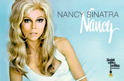 Text: "NANCY SINATRA Nancy". Frau mit blonden Haaren in weißem Outfit, blauer Hintergrund.