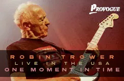 „Robin Trower Live in the USA One Moment in Time“; Provogue-Logo; Mann spielt E-Gitarre, intensives Licht.
