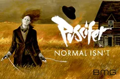 "Normal isn't", Puscifer-Logo. Person im Mantel in Feld, Hut fliegt, Haus im Hintergrund, stürmische Atmosphäre.
