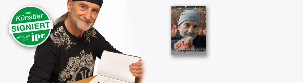 "Vom Künstler signiert exklusiv für jpc." Mann signiert Buch, Buchcover zeigt ihn mit Mütze und Text: "Thomas Fritzsching - Silly Die Geklaute Band".