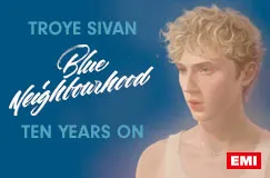 TROYE SIVAN, Blue Neighbourhood, Ten Years On. Illustration eines blonden jungen Mannes mit weißem Tanktop, EMI-Logo.