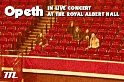 „Opeth in live concert at the Royal Albert Hall“ steht über leeren roten Theatersitzen mit wenigen Personen darauf.