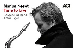 Text: "Marius Neset Time to Live Bergen Big Band Anton Eger". Schwarz-Weiß-Foto eines Mannes im Profil mit Saxophon.