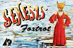 Text: "GENESIS Foxtrot". Illustration: Eine Füchsin in einem roten Kleid steht auf einem Steg vor einer Wasserlandschaft.