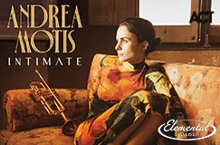 "ANDREA MOTIS INTIMATE" steht links. Eine Frau, die bunt gekleidet ist, hält eine Trompete und sitzt auf einem Sofa.