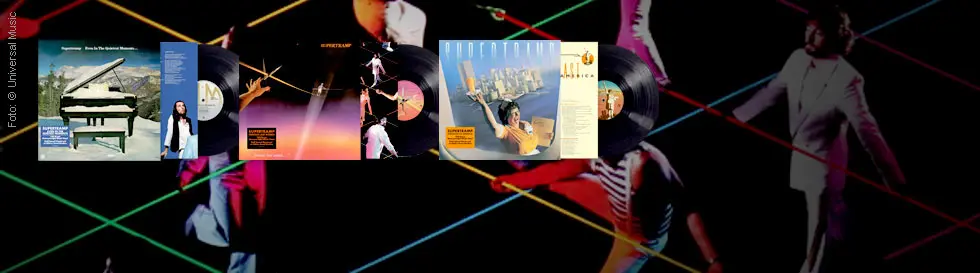 Drei Schallplattenalben sind nebeneinander. Im Hintergrund tanzen Menschen auf farbigen Seilen.