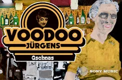 "VOODOO JÜRGENS Gschnas" steht auf einem gezeichneten Cover mit einer Bar und Flaschen im Hintergrund.