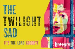 Text: "THE TWILIGHT SAD", "IT'S THE LONG GOODBYE", "[integra]". Porträt in Rot- und Gelbtönen, stilisiert.