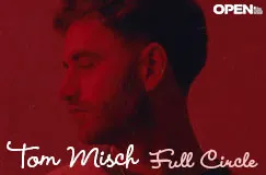 Text: "Tom Misch Full Circle" und "OPEN". Ein Mann im Profil, roter Farbton dominiert die Darstellung.